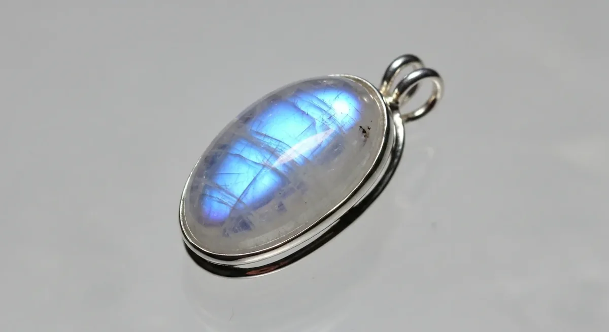 Silver jewelry set with moonstone